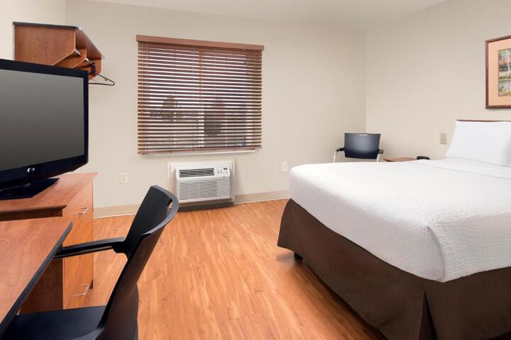 1 Queen Bed (8 of 11)