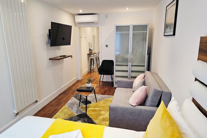 Lounge 54 of 67