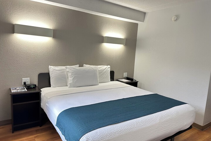 1 Queen Bed (2 of 7)
