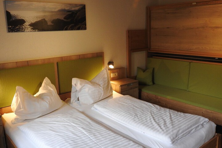 Room 6 of 33