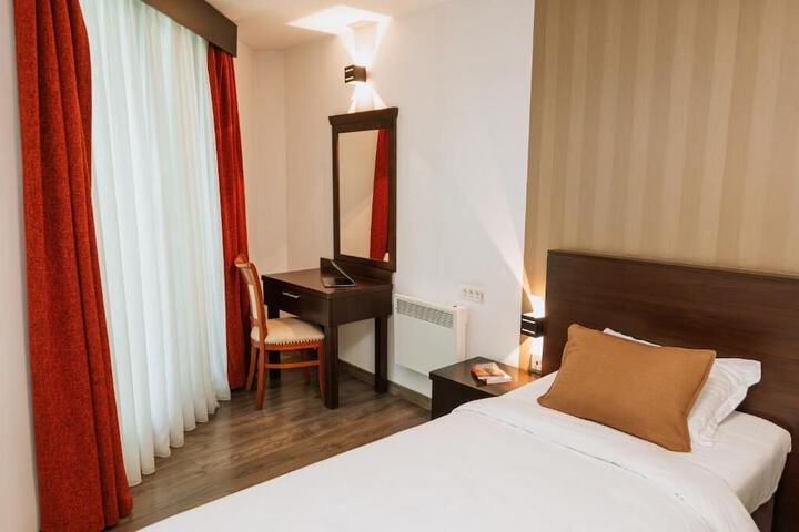 Room 8 of 30