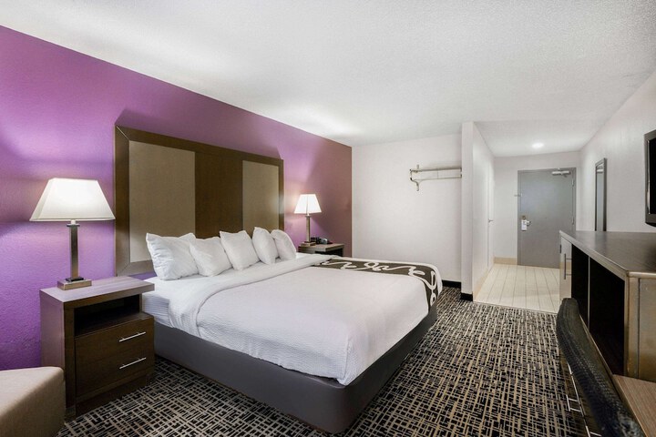 1 King Bed Accessible (2 of 10)