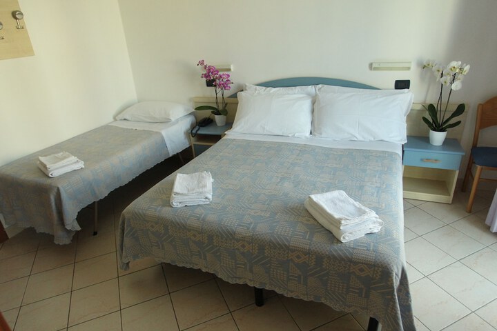 Room 12 of 108