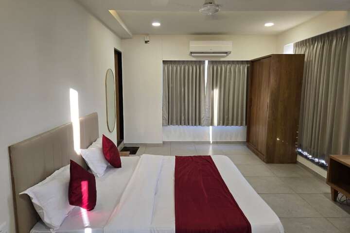 Room 6 of 12