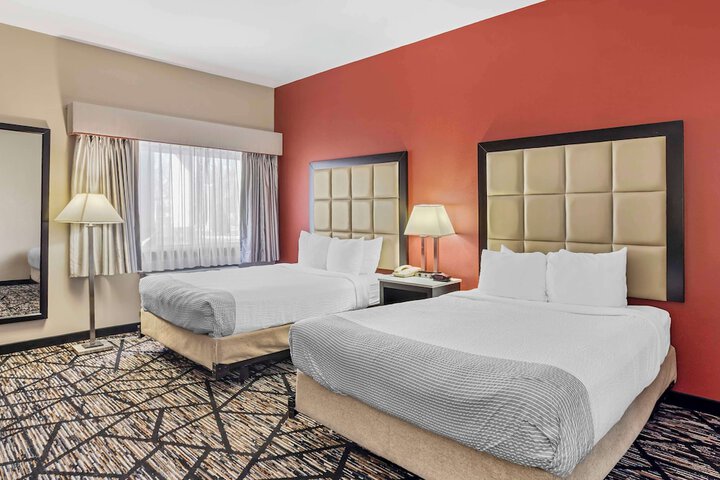 1 Queen Bed Pet Friendly Room Work Desk Sofa Microwave and Refrigerator WiFi Full Breakfast (29 of 31)