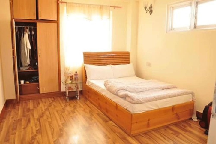 Room 4 of 12