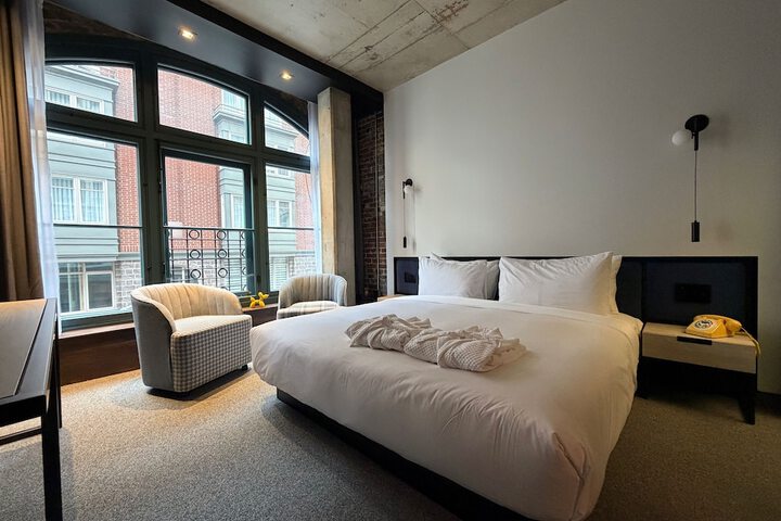 Room 7 of 16