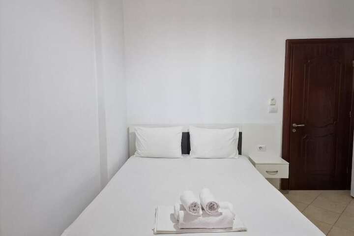 Room 4 of 115