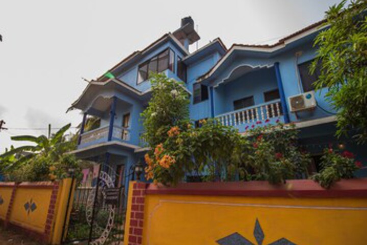 OYO 13360 Home Studio Morjim Beach