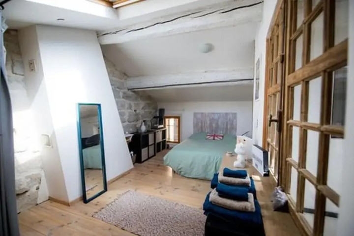 Room 2 of 8