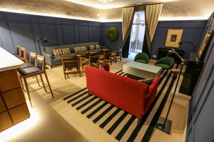 Lounge 62 of 106