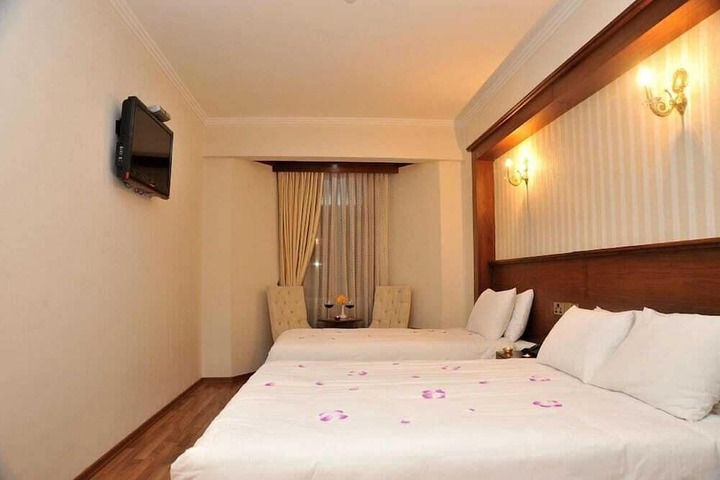 Room 6 of 11