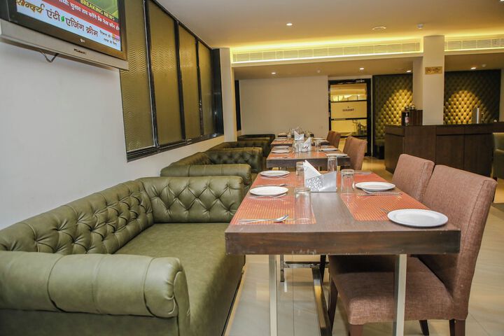 Dining 33 of 42