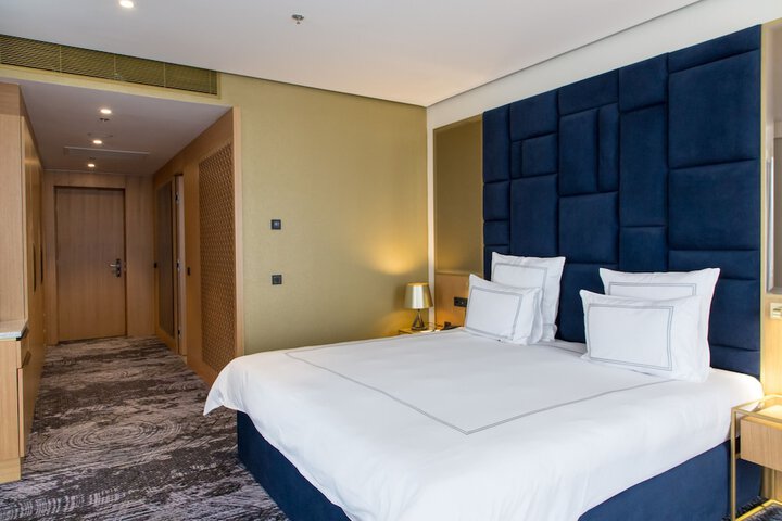 Room 33 of 80