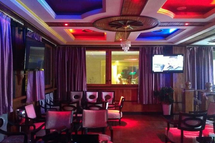 Lounge 63 of 80