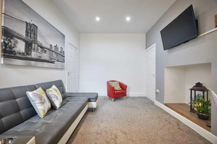 Room 4 of 16