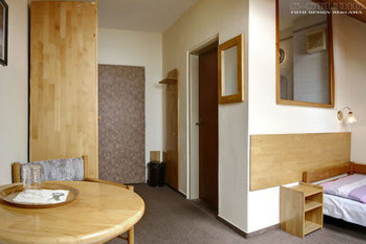 Room 10 of 28