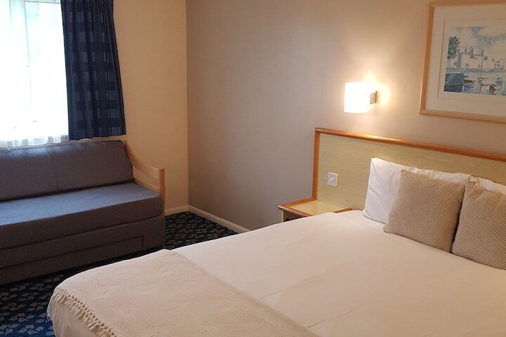 Room 10 of 90