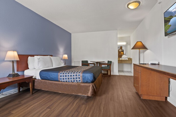 Deluxe King Bed (3 of 4)
