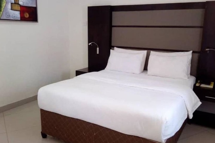 Room 3 of 33