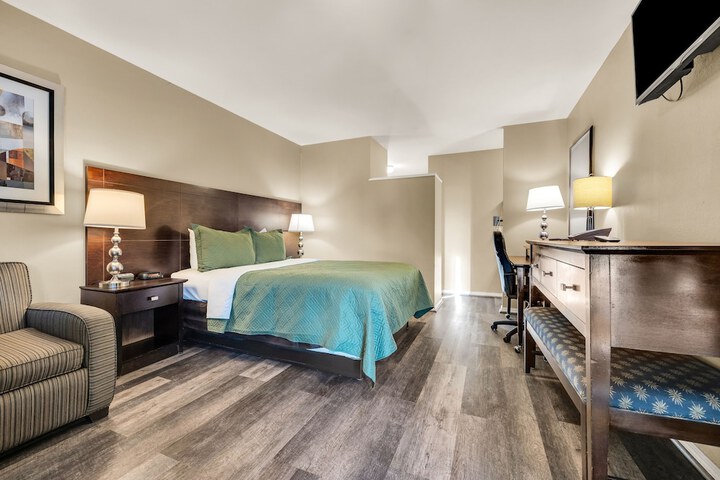 1 Queen Bed (5 of 18)