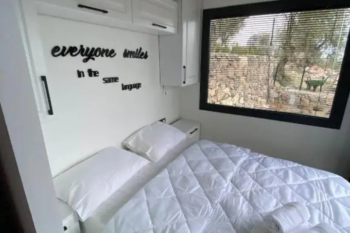 Room 6 of 9
