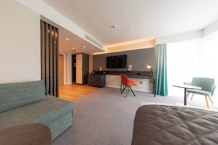Room 9 of 120