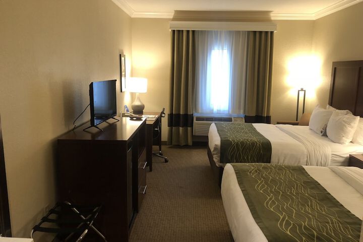 2 Queen Beds (6 of 17)