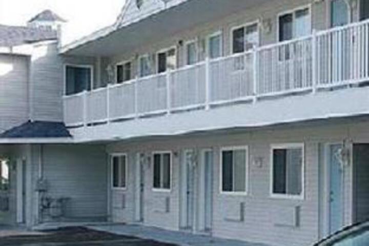 Exterior of Budget Inn Mackinaw