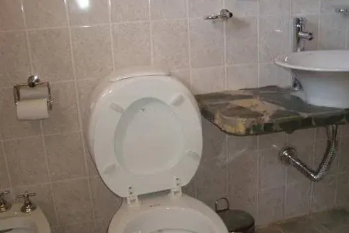 Room 8 of 16