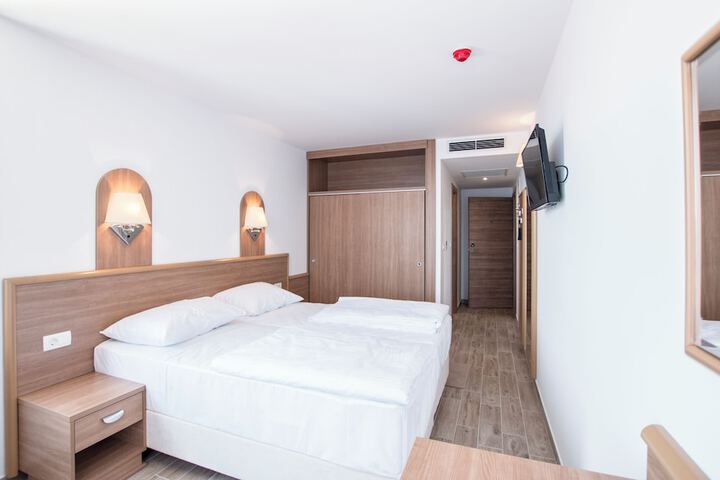 Room 13 of 35