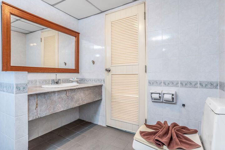 Room 20 of 28