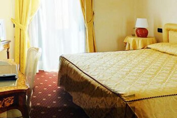 Room 10 of 39