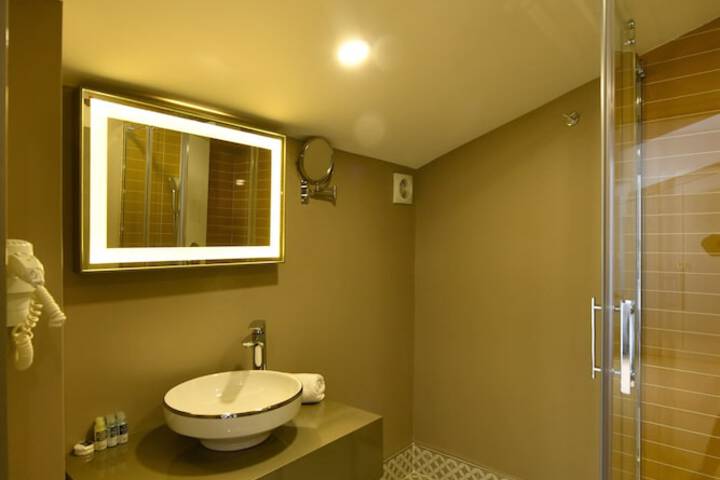 Room 64 of 102
