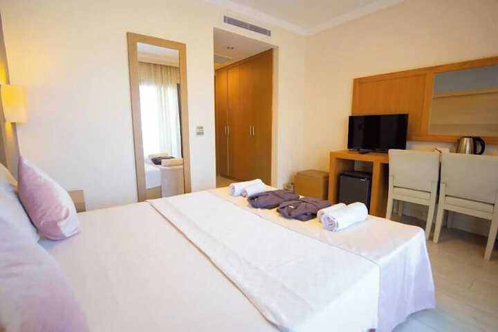 Room 2 of 8