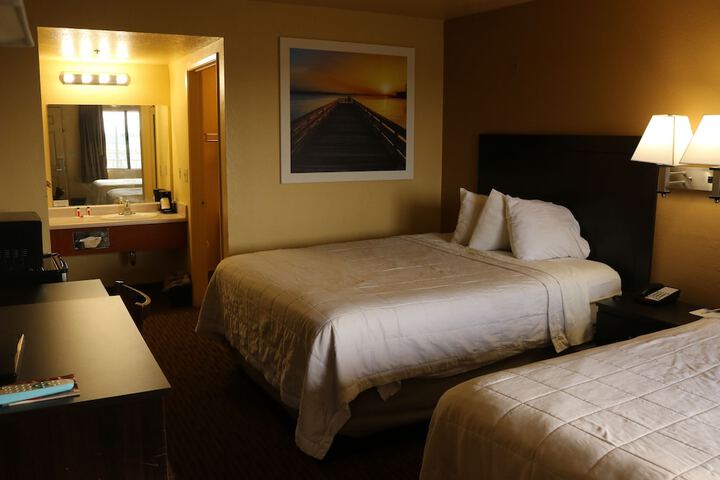 1 Queen Bed (1 of 12)