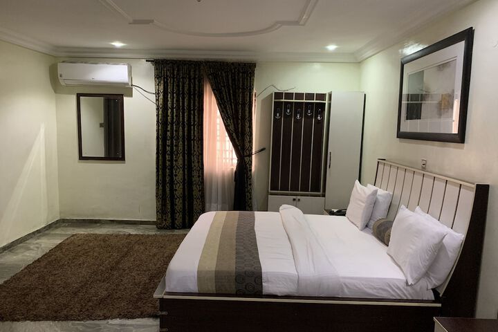 Room 14 of 18