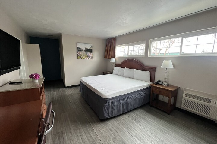 1 King Bed (6 of 10)