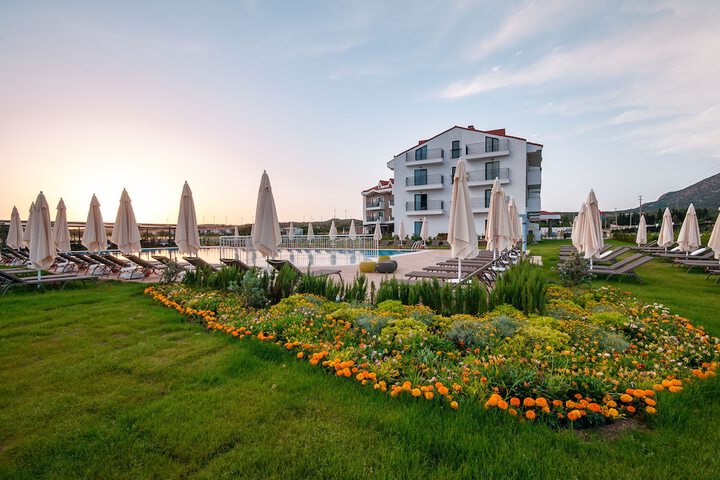 Hotel Exterior 136 of 158