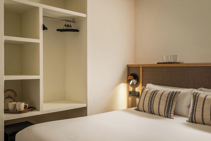 Room 13 of 36