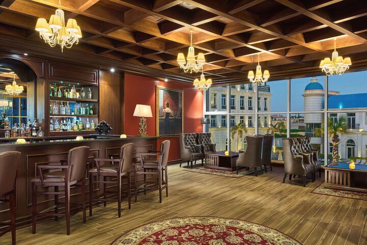 Lounge 183 of 208