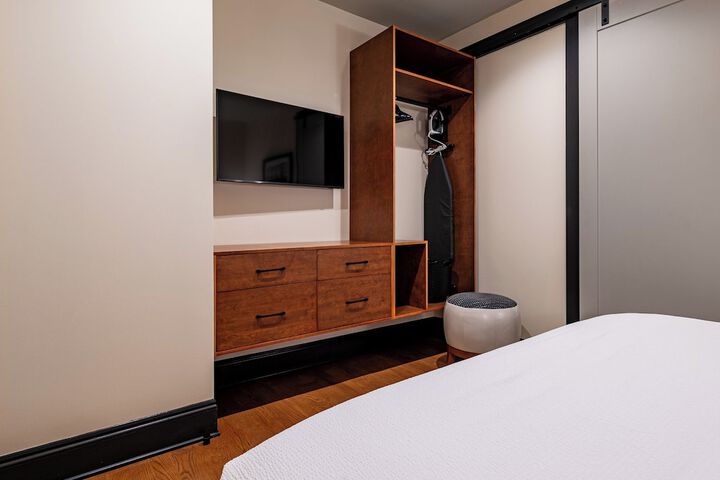 Room 32 of 341