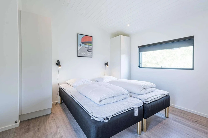 Room 4 of 16