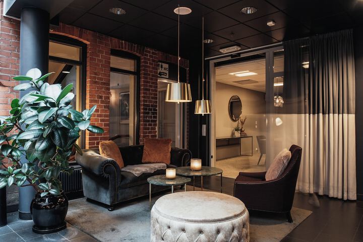 Entrance & Lobby
