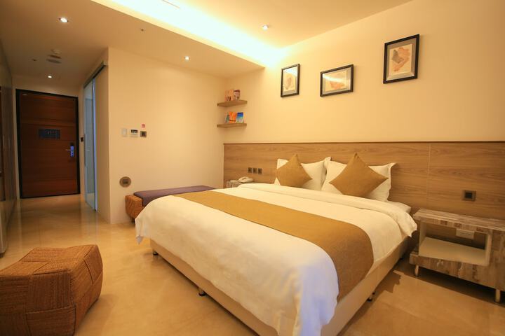 Room 14 of 102