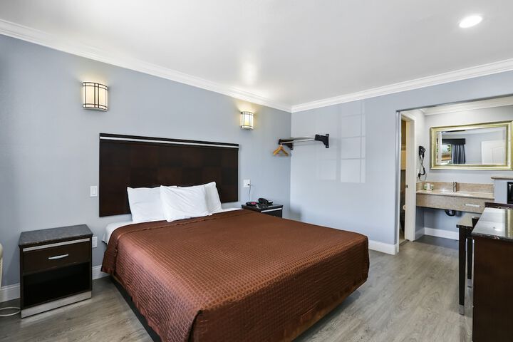 Standard | King Bed (10 of 18)