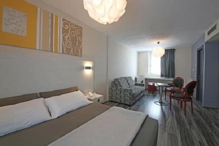 Room 4 of 13
