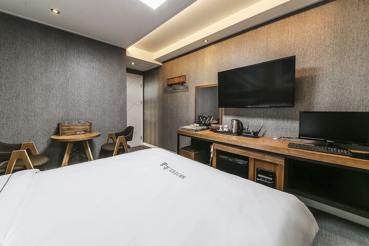 Room 18 of 28