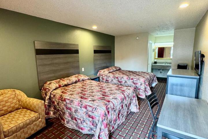 Standard Double Room 2 Queen Beds (4 of 5)