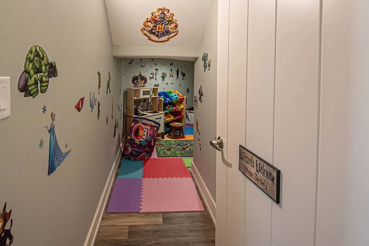 Room 11 of 24